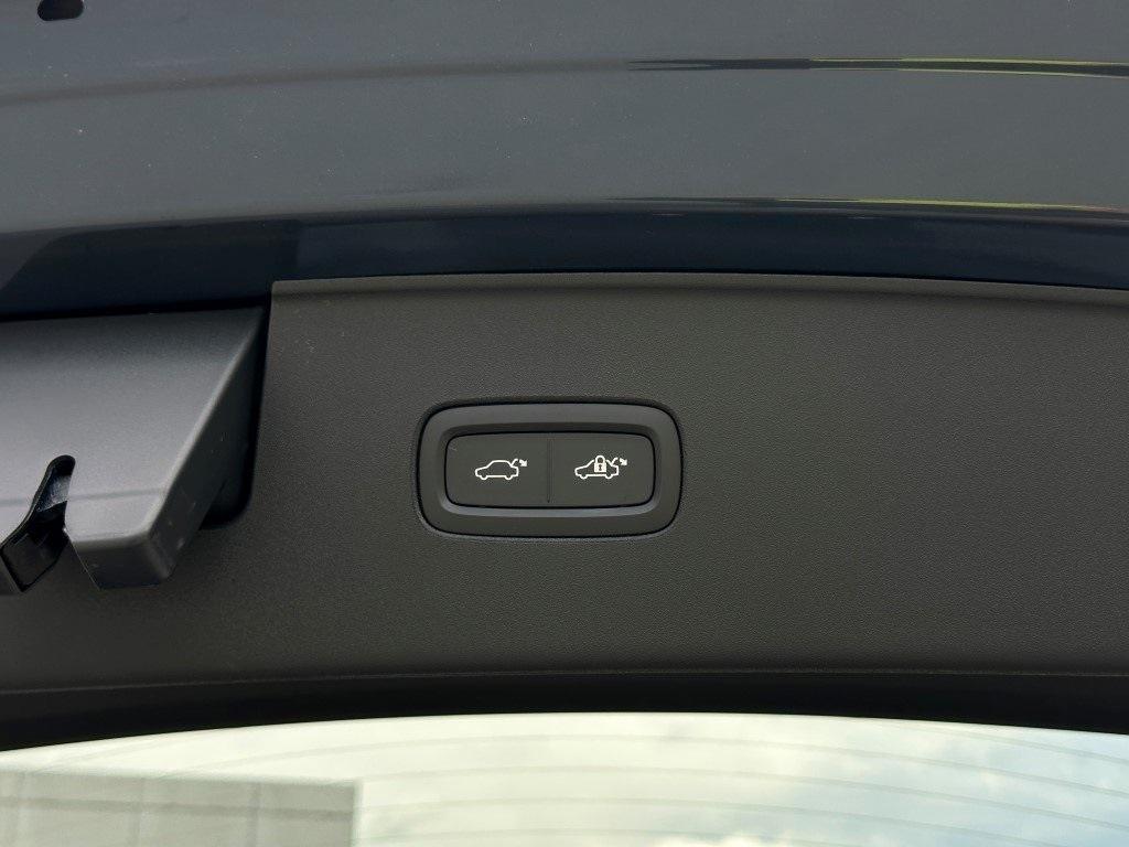 new 2025 Volvo EX90 car, priced at $82,140