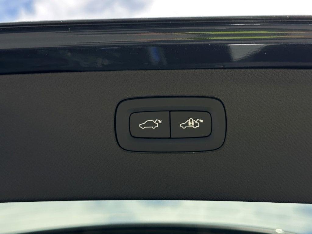 new 2025 Volvo XC90 car, priced at $68,745