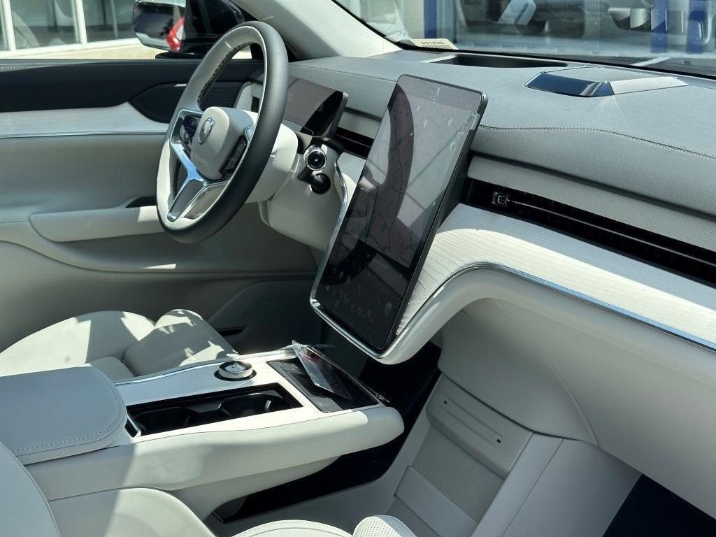 new 2025 Volvo EX90 car, priced at $85,490