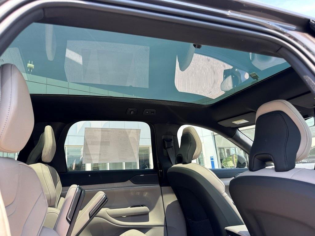 new 2025 Volvo EX90 car, priced at $86,290