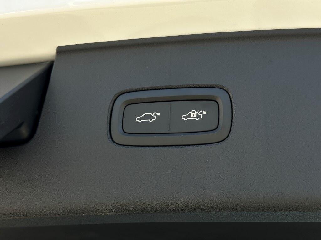 new 2025 Volvo EX90 car, priced at $90,640