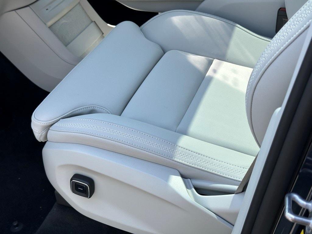 new 2025 Volvo EX90 car, priced at $94,640