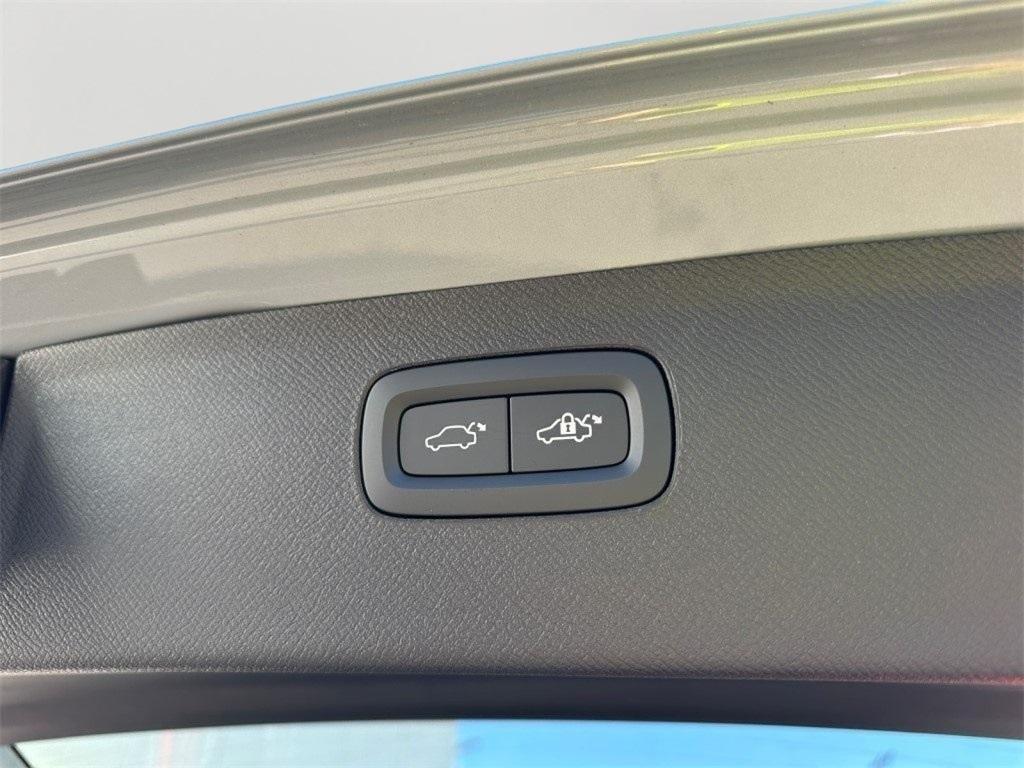 new 2024 Volvo XC90 car, priced at $61,895