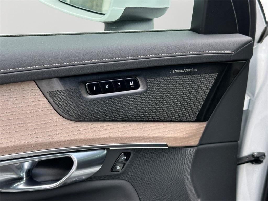new 2025 Volvo XC90 Plug-In Hybrid car, priced at $75,441