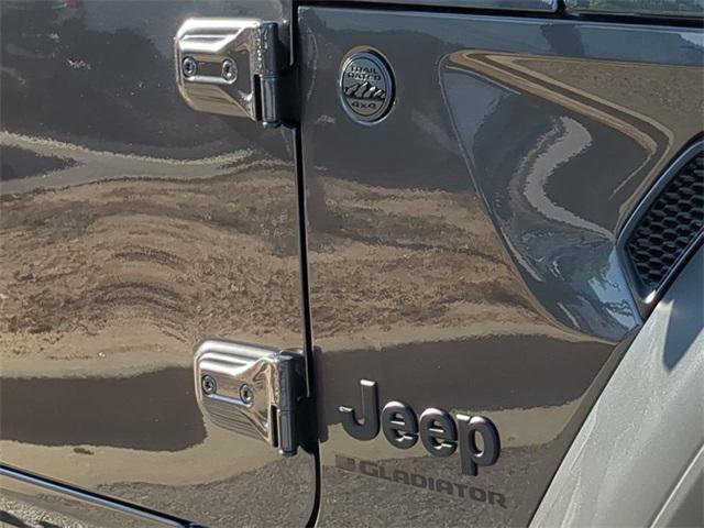 new 2025 Jeep Gladiator car, priced at $43,178