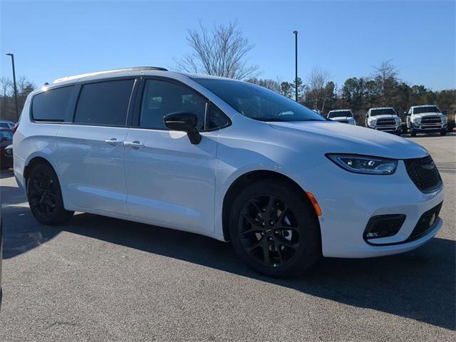 new 2024 Chrysler Pacifica car, priced at $46,562