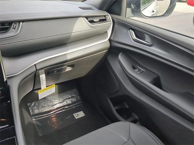 new 2025 Jeep Grand Cherokee car, priced at $38,951