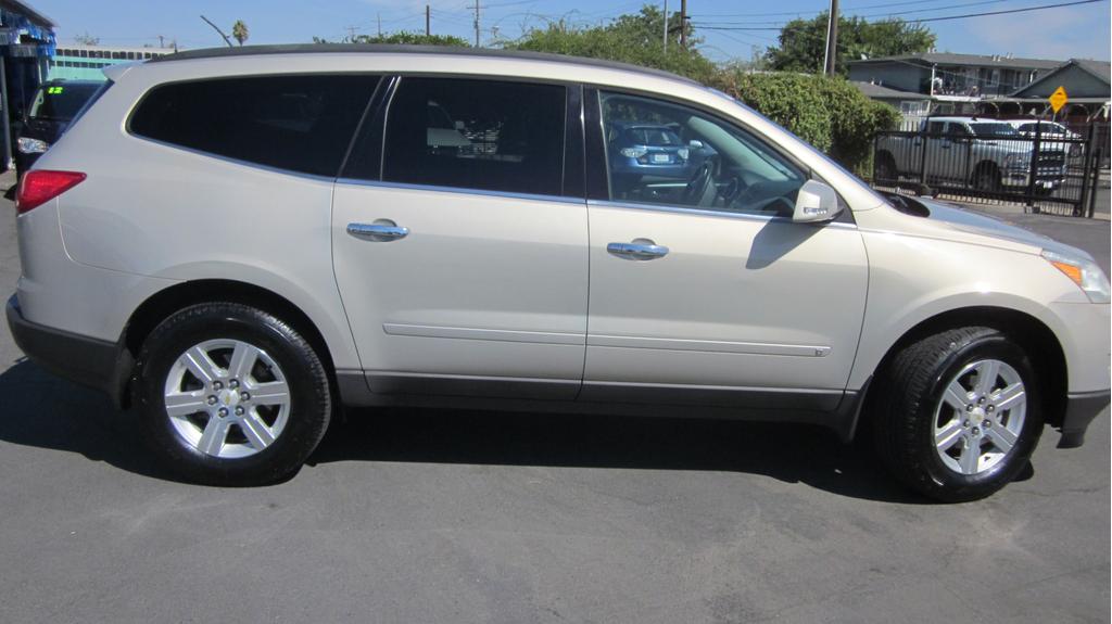 used 2010 Chevrolet Traverse car, priced at $5,995