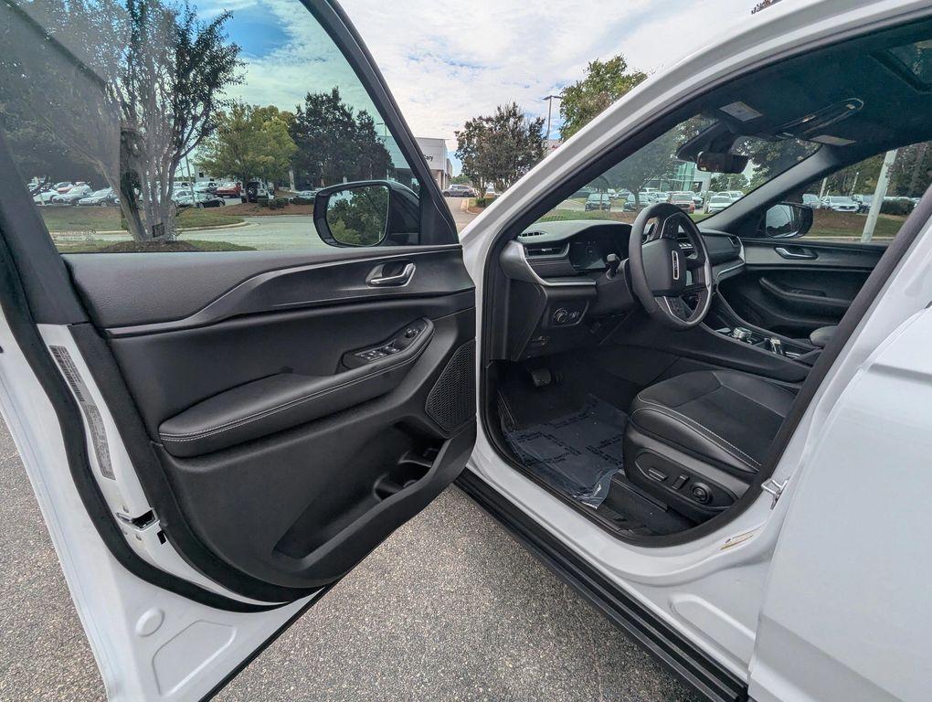 used 2025 Jeep Grand Cherokee car, priced at $37,277