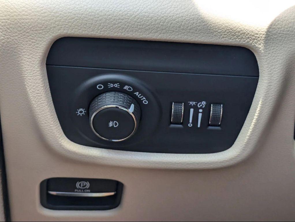 new 2025 Jeep Grand Cherokee car, priced at $50,828