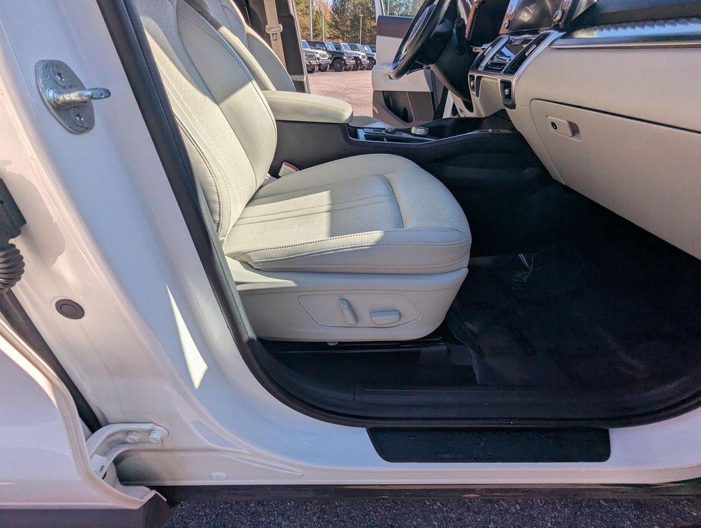 used 2023 Kia Sorento Hybrid car, priced at $30,877