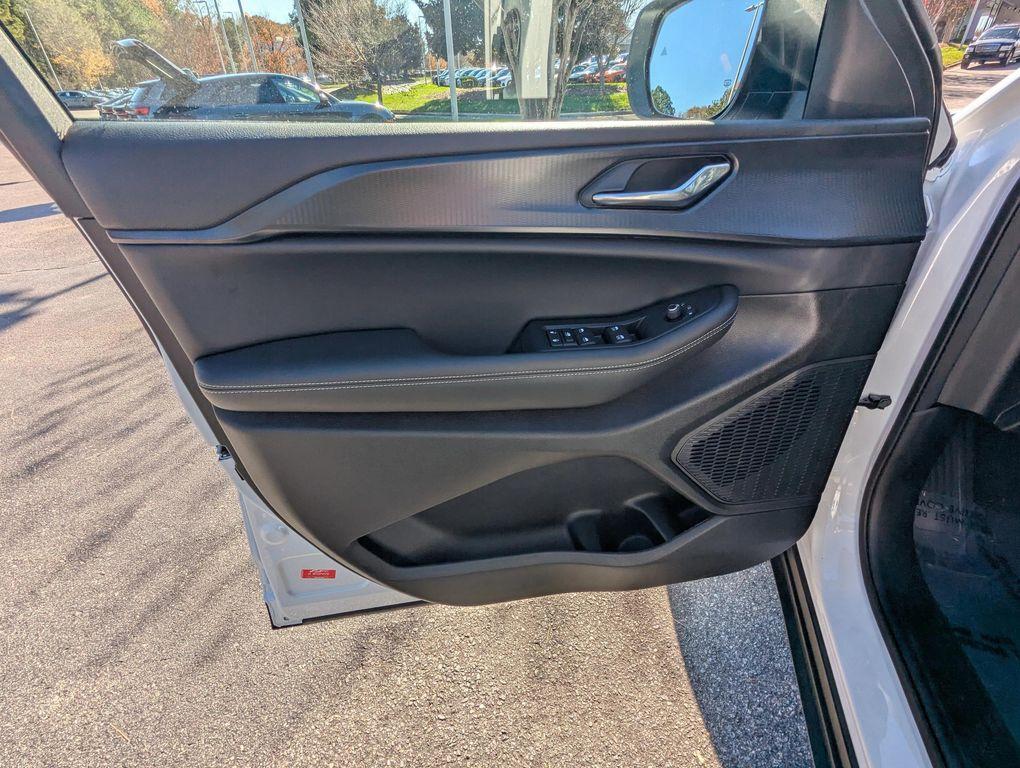 used 2024 Jeep Grand Cherokee L car, priced at $33,877