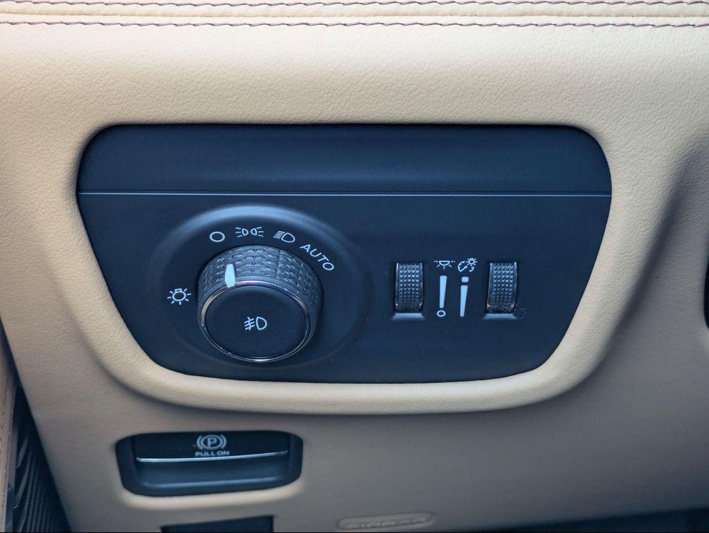 new 2025 Jeep Grand Cherokee car, priced at $67,572