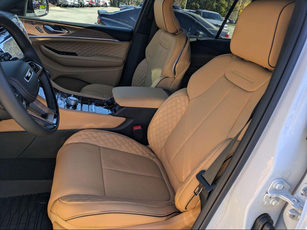 new 2025 Jeep Grand Cherokee car, priced at $67,572