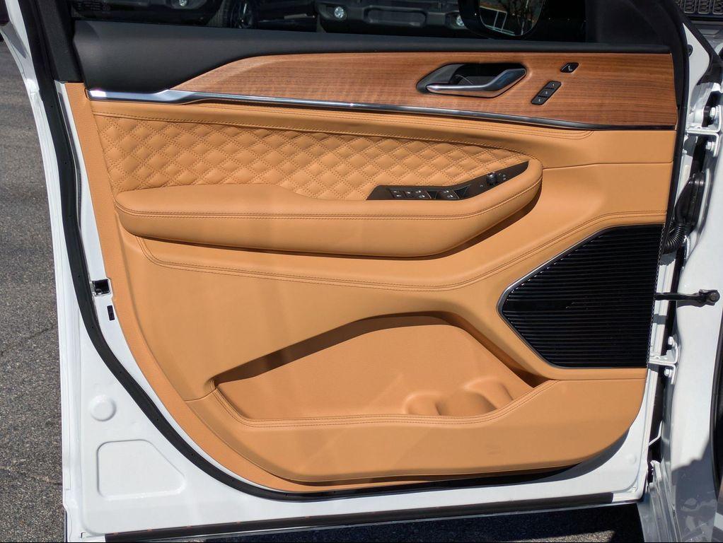 new 2025 Jeep Grand Cherokee car, priced at $67,572