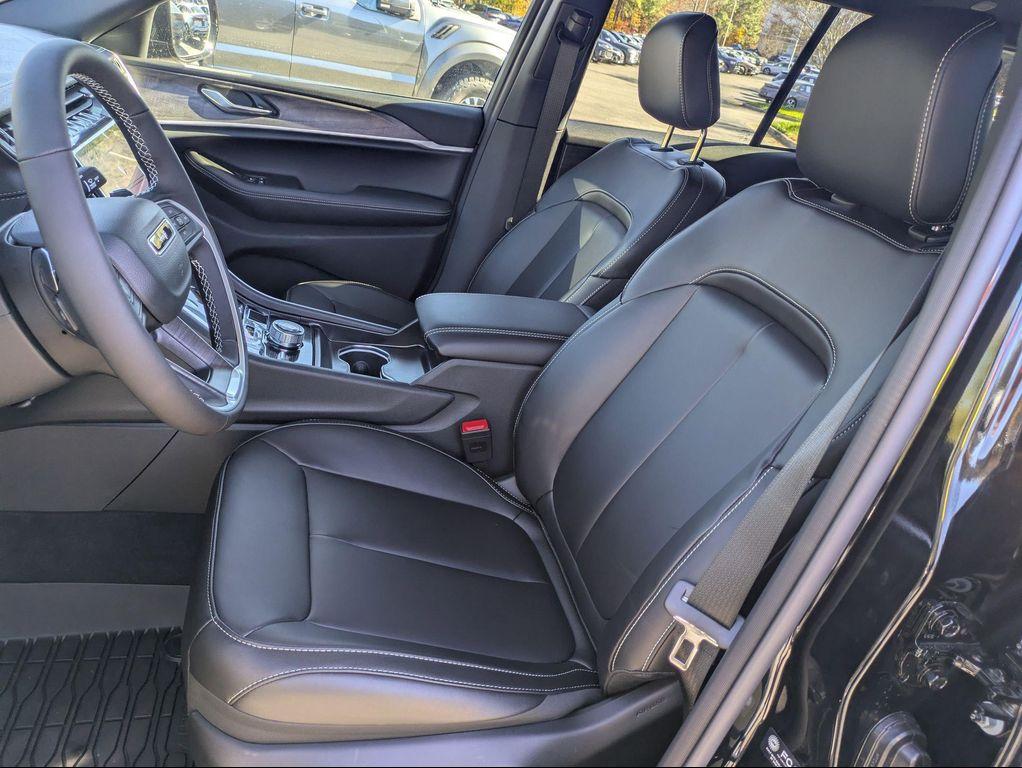 new 2025 Jeep Grand Cherokee car, priced at $47,043