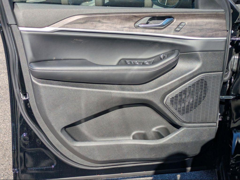 new 2025 Jeep Grand Cherokee car, priced at $47,043