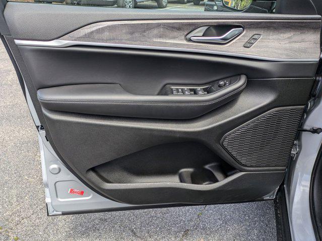 new 2025 Jeep Grand Cherokee car, priced at $50,977