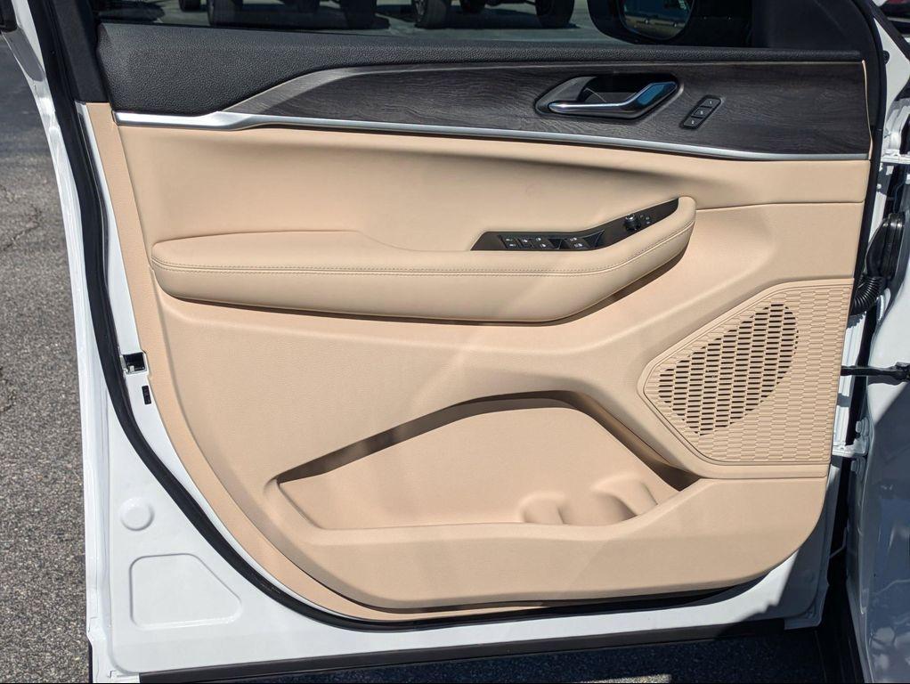 new 2025 Jeep Grand Cherokee car, priced at $45,831
