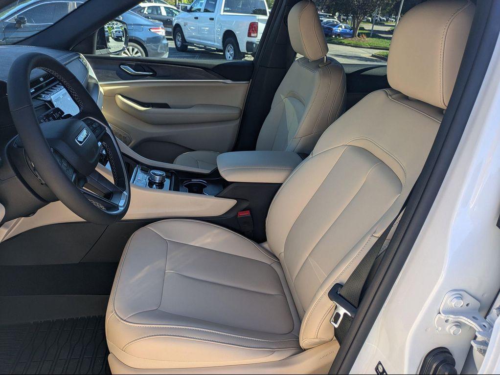 new 2025 Jeep Grand Cherokee car, priced at $45,831