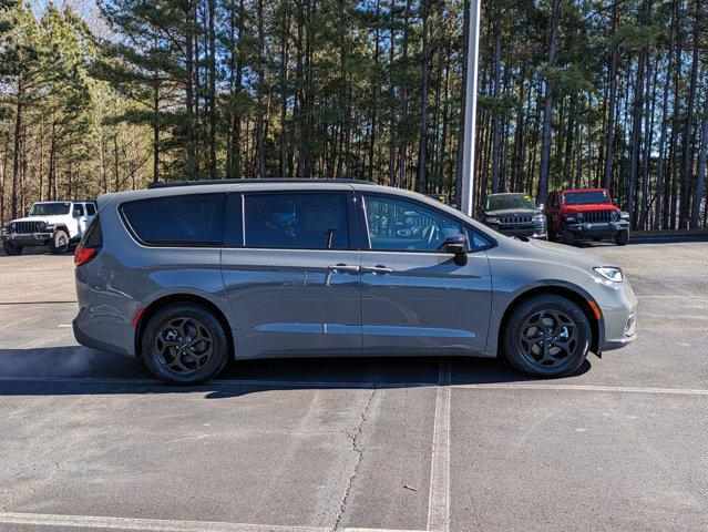 new 2025 Chrysler Pacifica Hybrid car, priced at $55,273