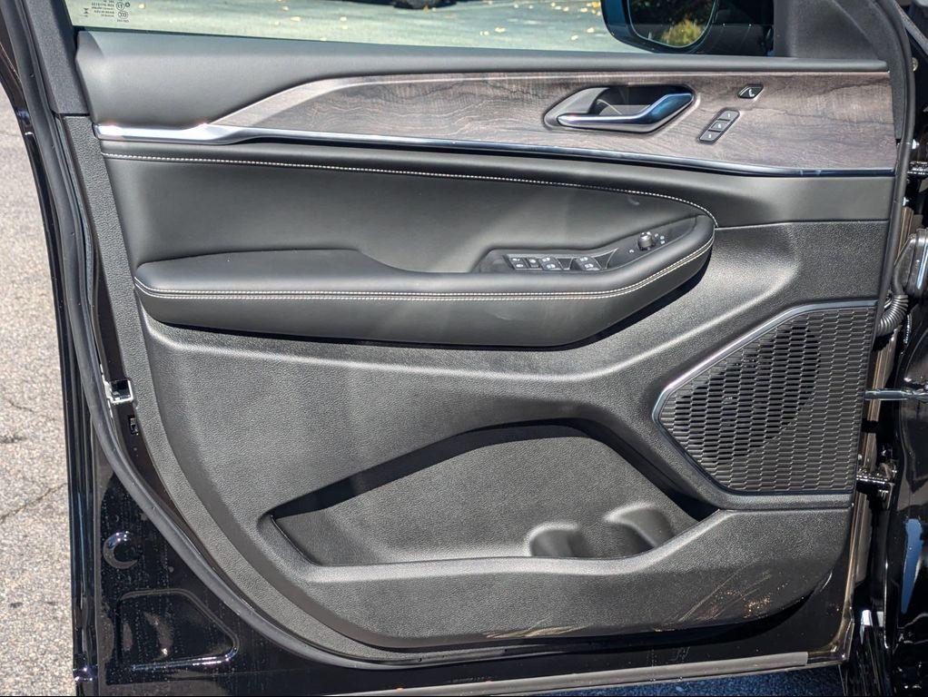 new 2025 Jeep Grand Cherokee car, priced at $60,951