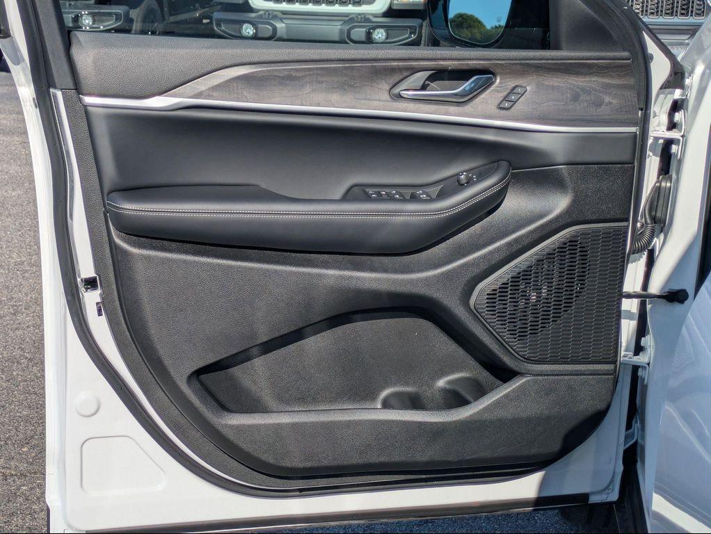 new 2025 Jeep Grand Cherokee car, priced at $53,105