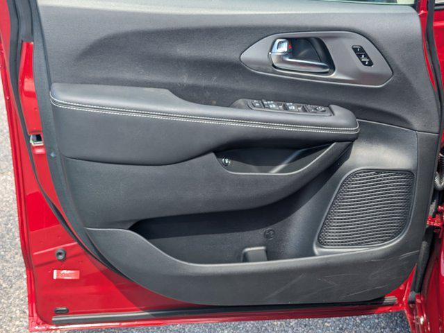 new 2025 Chrysler Pacifica Hybrid car, priced at $56,354