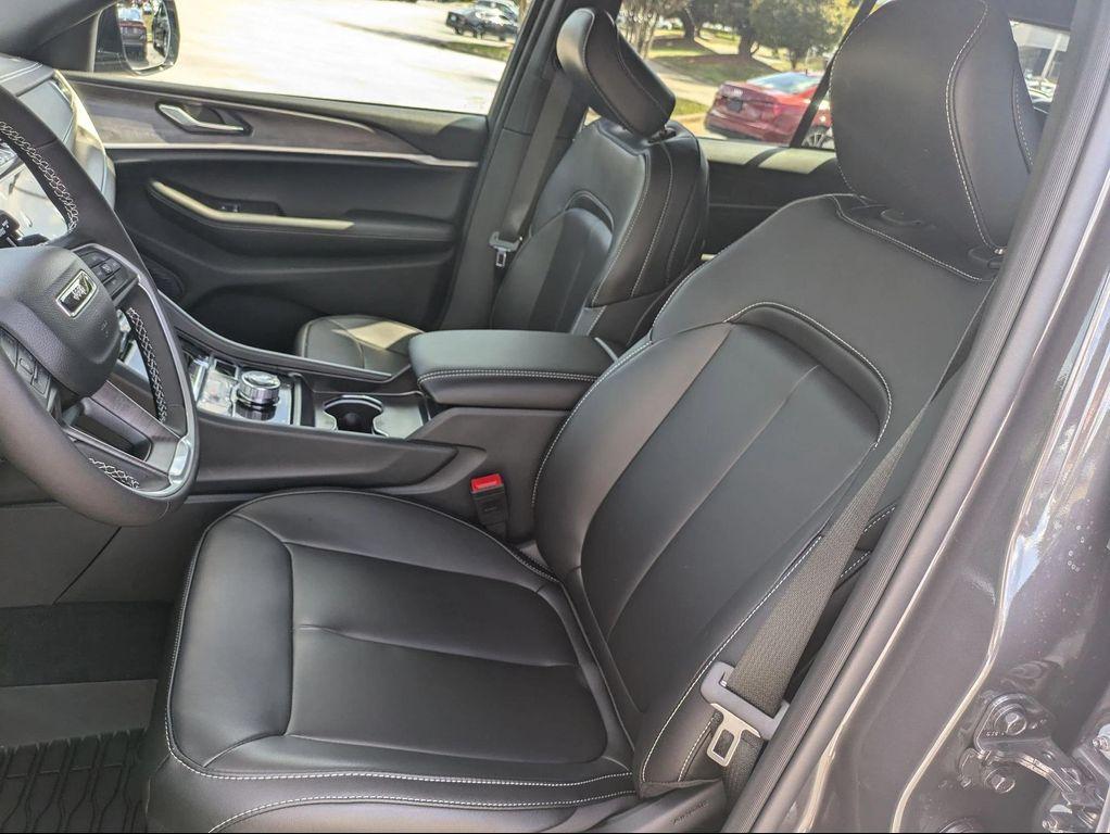 new 2025 Jeep Grand Cherokee car, priced at $44,134