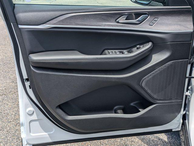 new 2025 Jeep Grand Cherokee car, priced at $50,094
