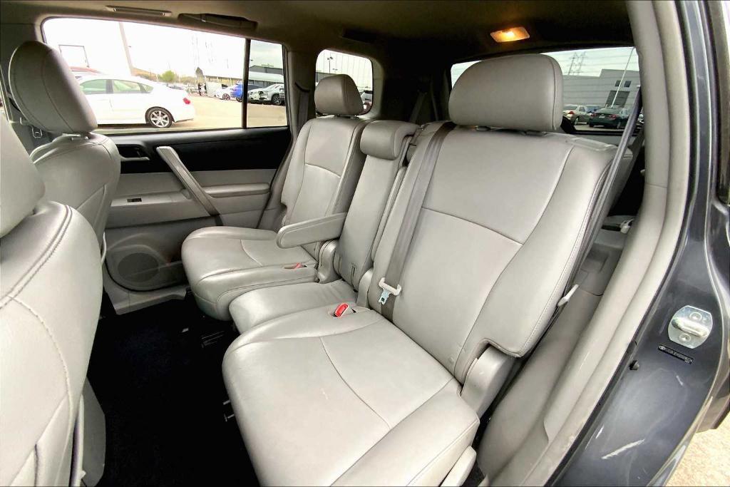 used 2013 Toyota Highlander car, priced at $10,995