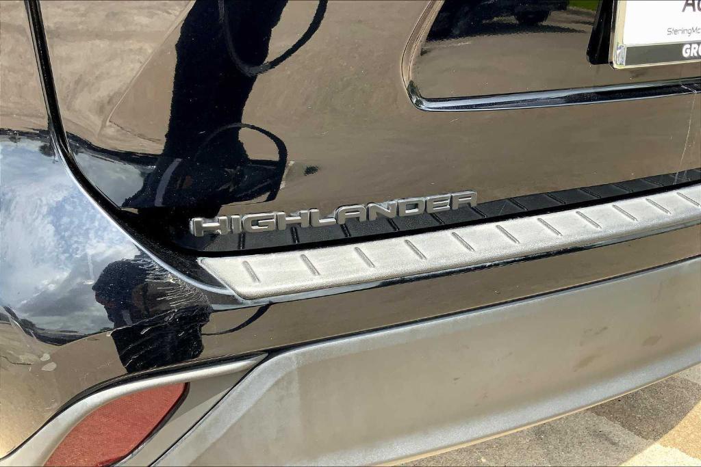 used 2022 Toyota Highlander car, priced at $30,495