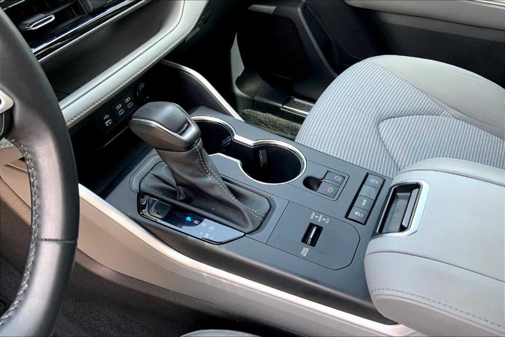 used 2022 Toyota Highlander car, priced at $30,495