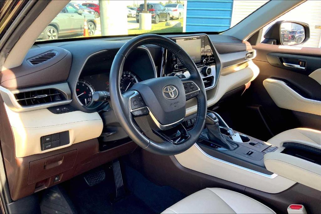 used 2021 Toyota Highlander car, priced at $29,495