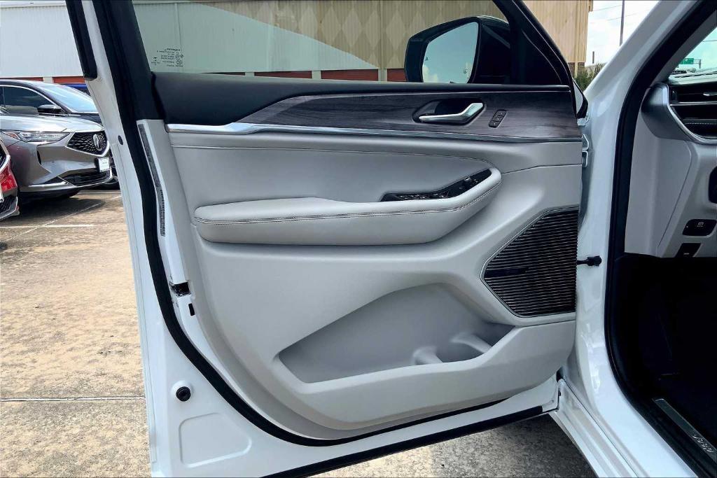 used 2022 Jeep Grand Cherokee car, priced at $35,495