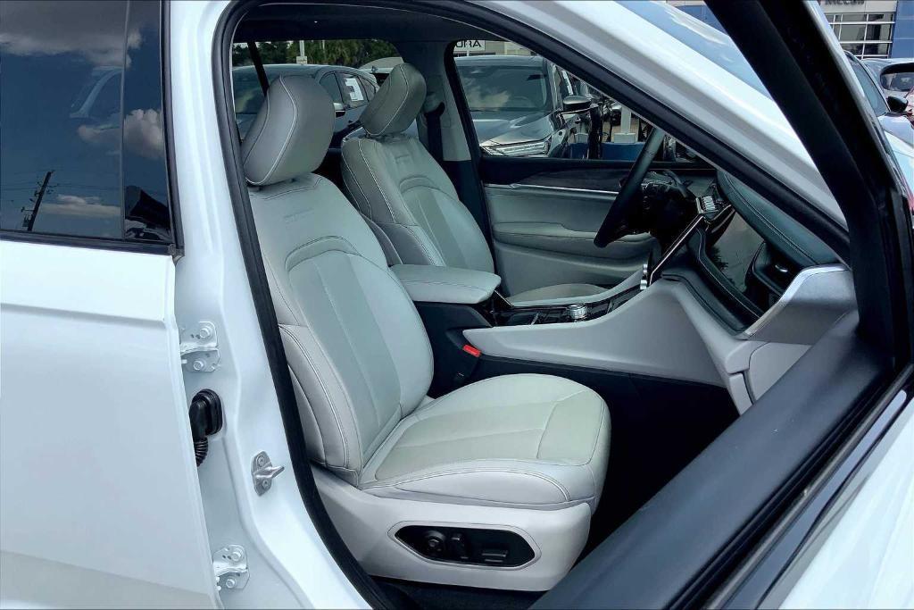 used 2022 Jeep Grand Cherokee car, priced at $35,495