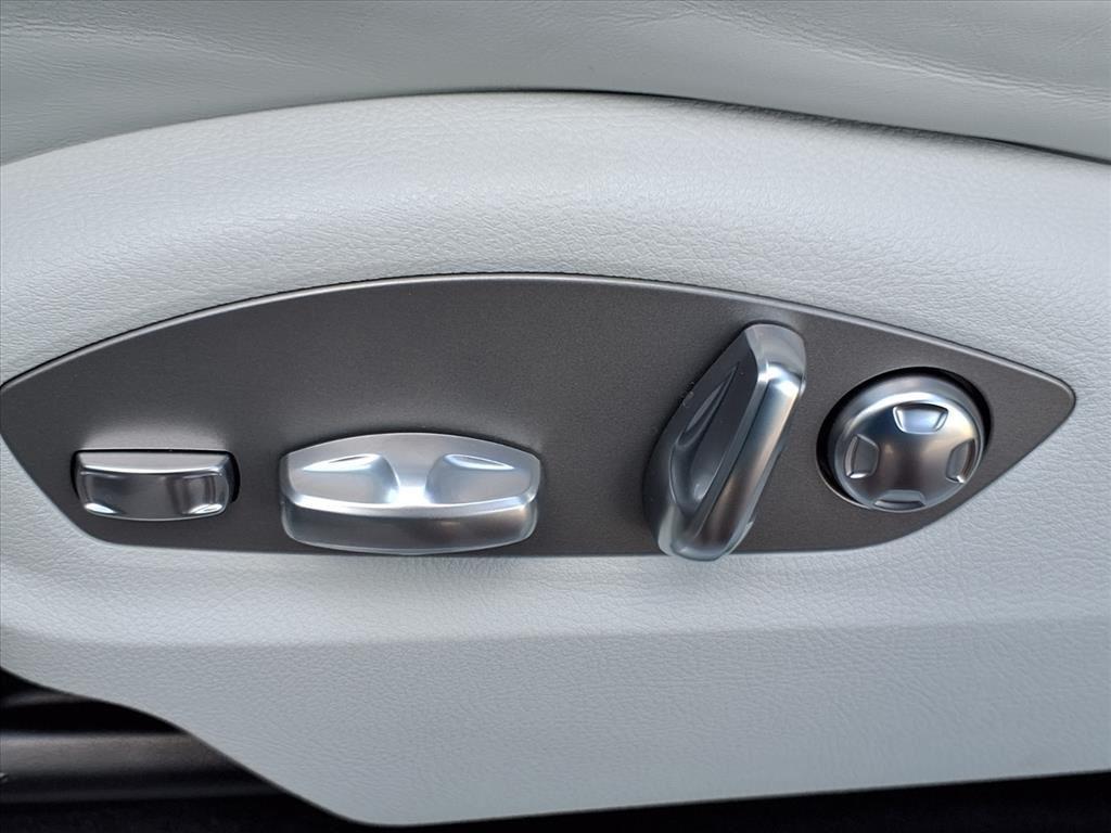 new 2025 Porsche Macan car