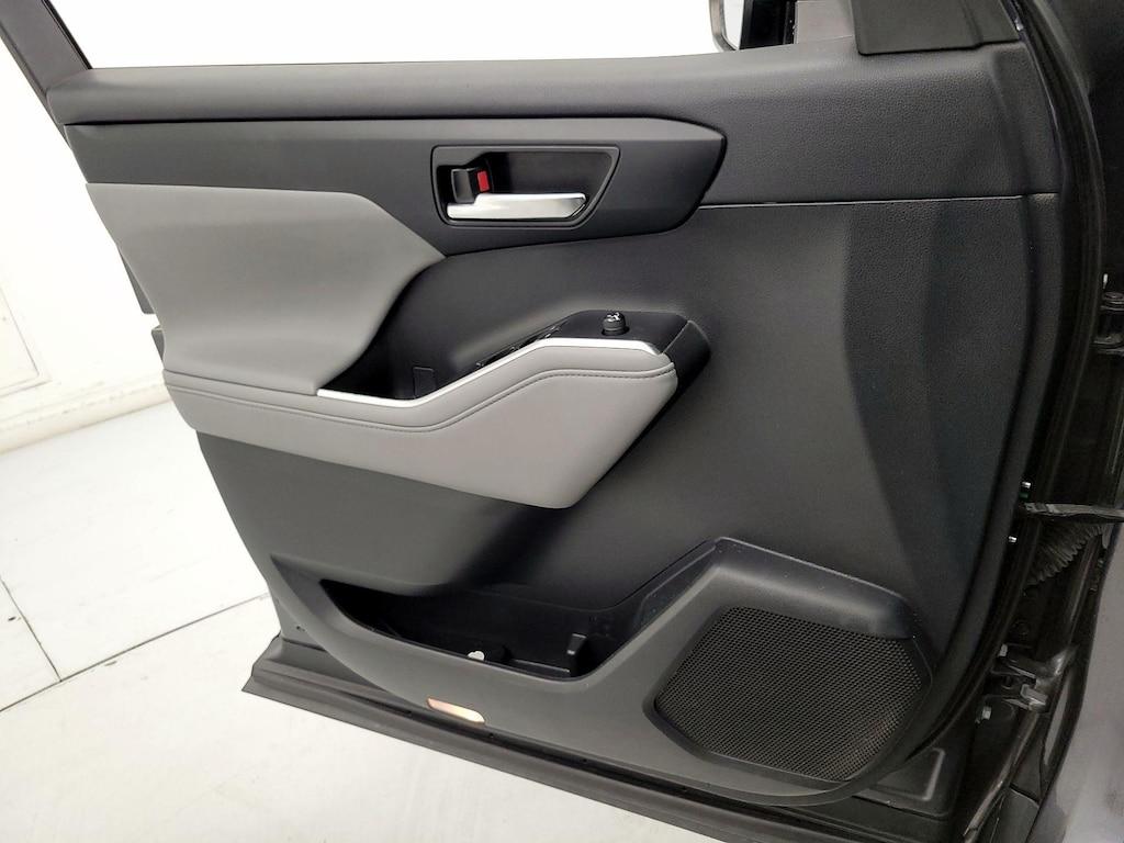 used 2021 Toyota Highlander car, priced at $34,998