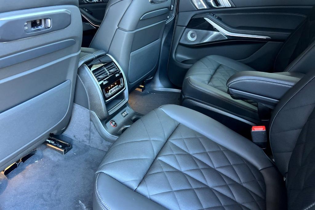 new 2026 BMW X7 car, priced at $102,790