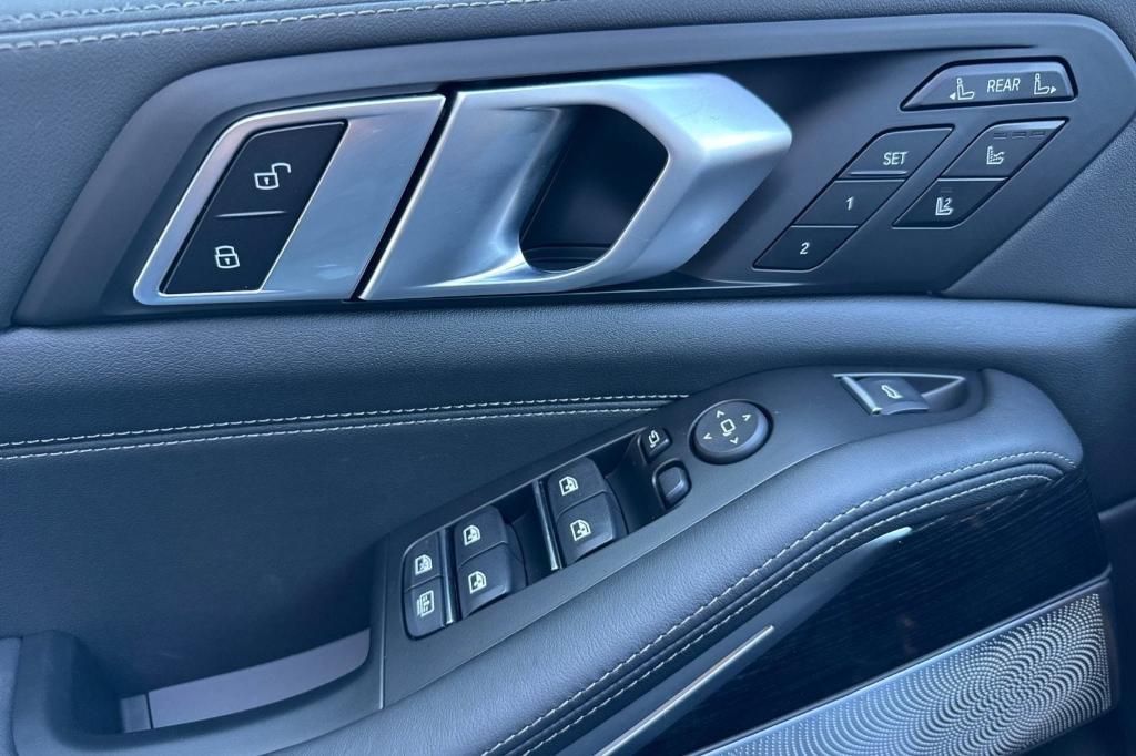 new 2026 BMW X7 car, priced at $106,840