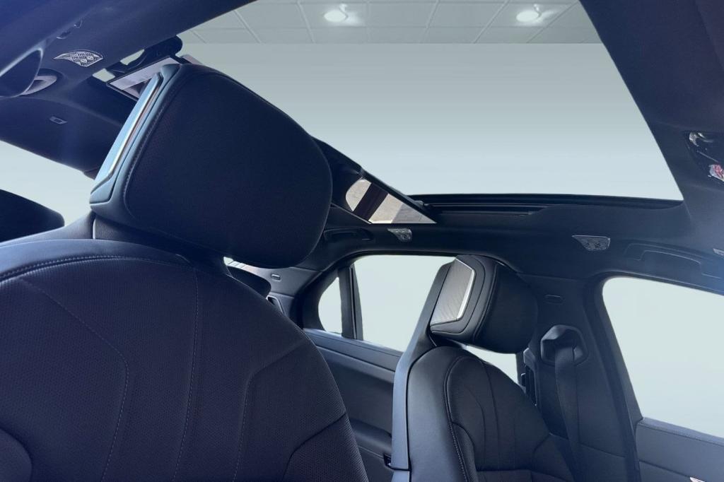 new 2025 BMW 760 car, priced at $137,875
