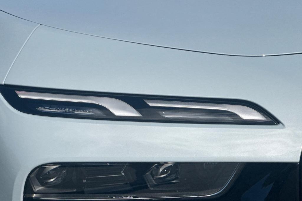 new 2025 BMW 760 car, priced at $137,875