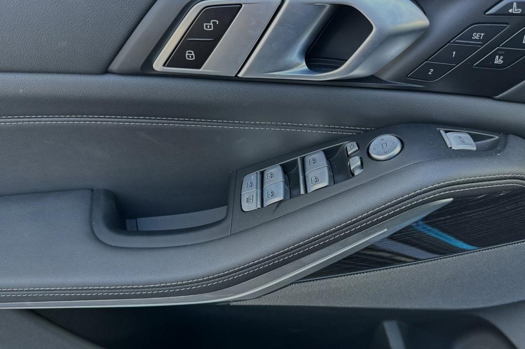 new 2025 BMW X7 car, priced at $98,200