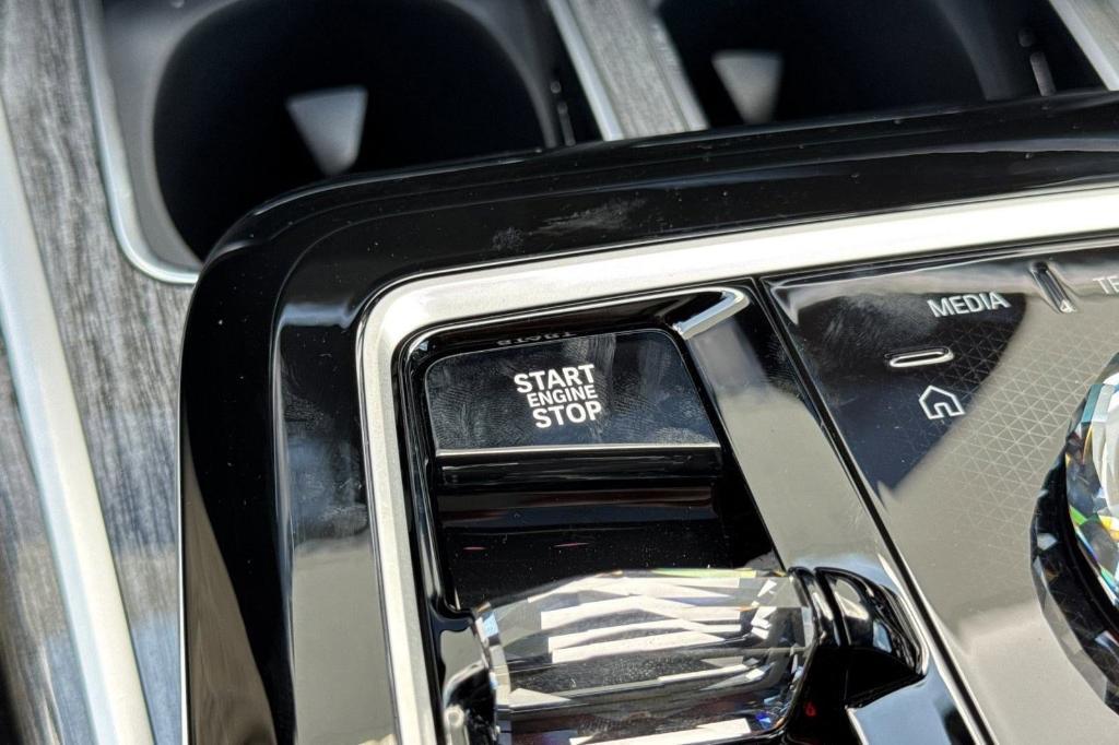new 2025 BMW 760 car, priced at $139,175