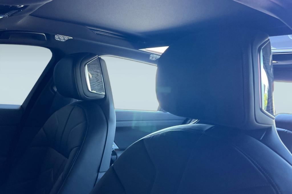new 2025 BMW 760 car, priced at $139,175