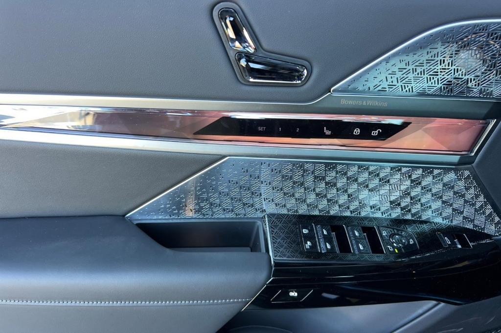new 2025 BMW 760 car, priced at $139,175