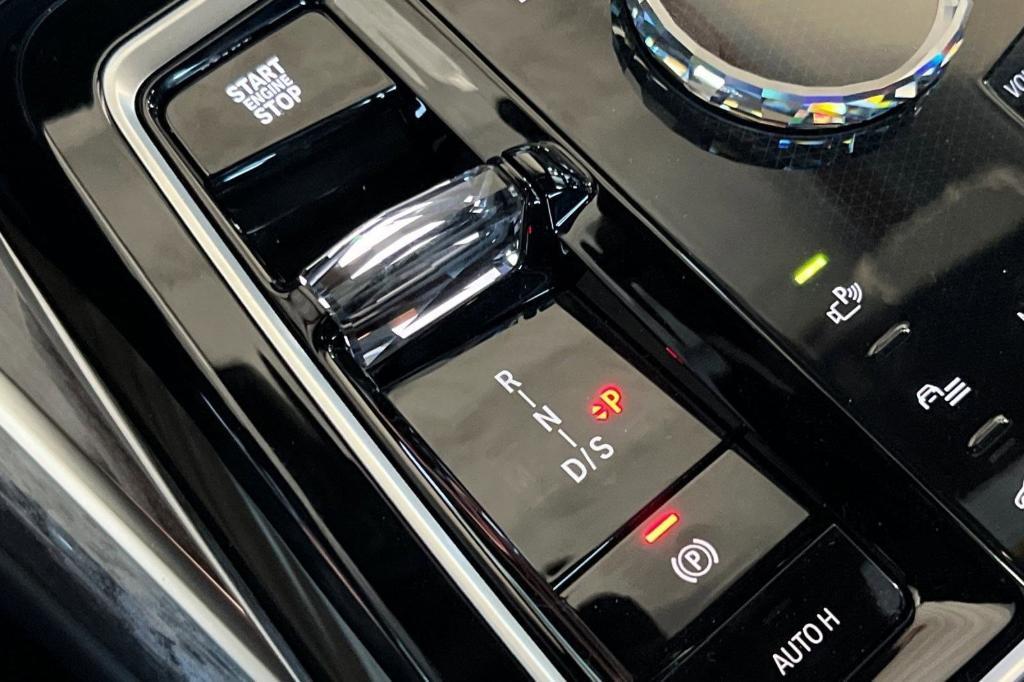 new 2025 BMW 760 car, priced at $139,175