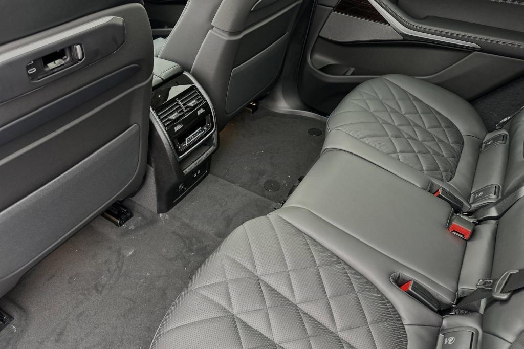 new 2025 BMW X7 car, priced at $92,700