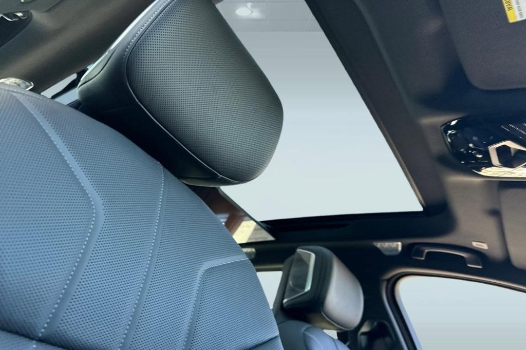 new 2025 BMW 760 car, priced at $139,125