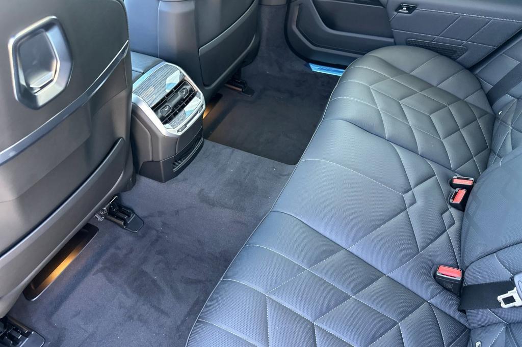 new 2025 BMW 760 car, priced at $139,125